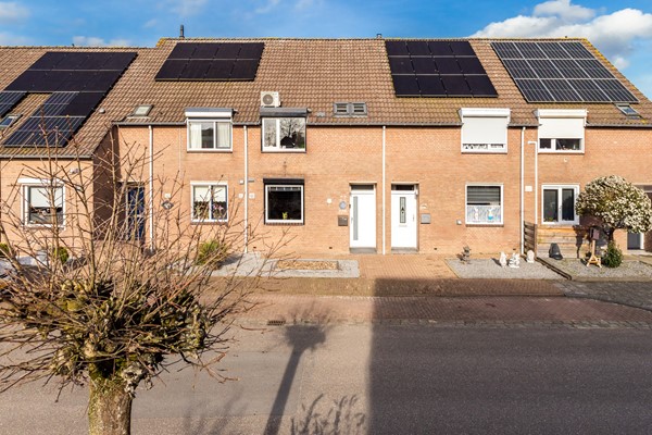 Foto - Te koop:  Verzorgde tussenwoning in Fijnaart!